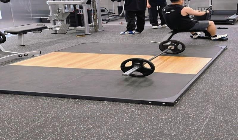 Технический рисунок слоев резинового напольного покрытия с изображением рассеивания звуковой волны